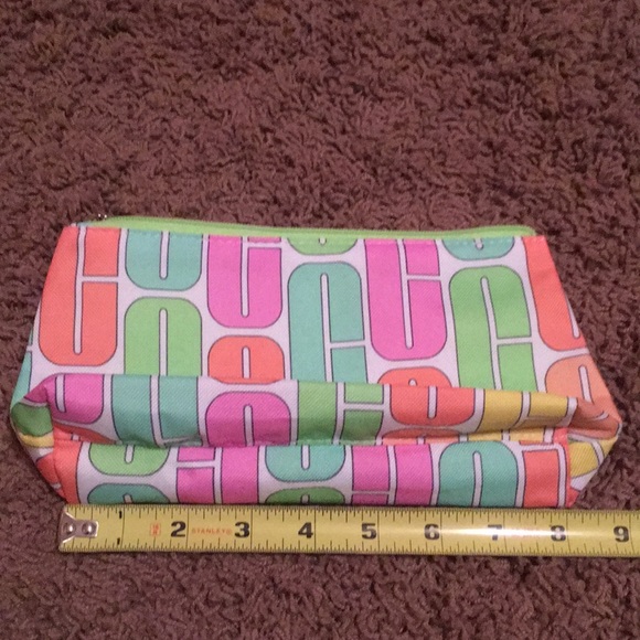 Clinique Signature Make-Up Bag - Picture 5 of 7